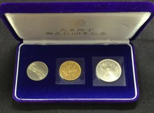 驚きの価格  天皇御在位60年記念貨幣セット 旧貨幣/金貨/銀貨/記念硬貨